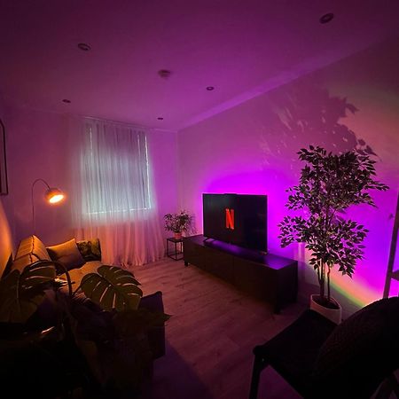 Retro Suite A Luxury Apartment With King Size Bed Wii Games And Entertainment 莱切斯特 外观 照片