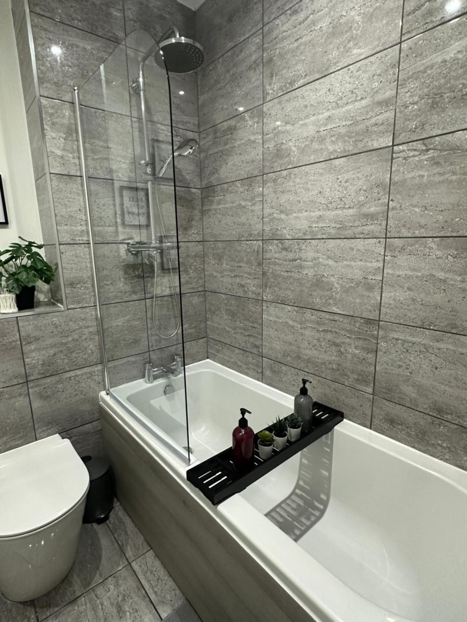 Retro Suite A Luxury Apartment With King Size Bed Wii Games And Entertainment 莱切斯特 外观 照片